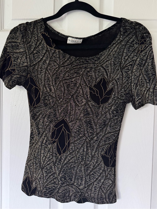 Ninety Tops - Ninety Black Short Sleeve Top with Gold Leaf Motif